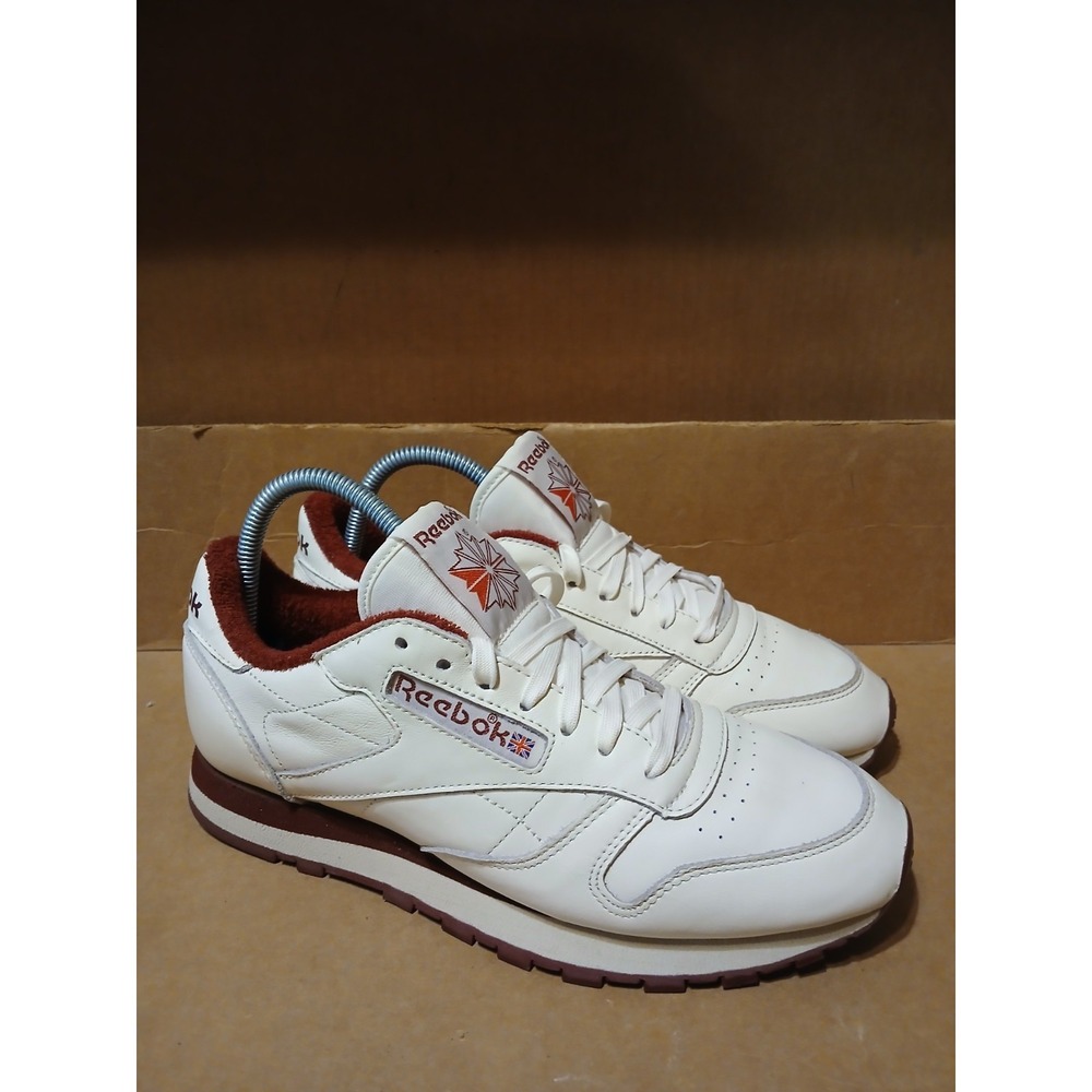 Women's 8.5 Reebok White Leather Running Shoes Classic Sneakers Burgundy